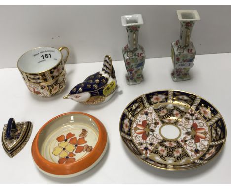 A Royal Crown Derby "Japan" pattern figure of a wren, gold button, a miniature Royal Crown Derby flat iron, "Japan" pattern t