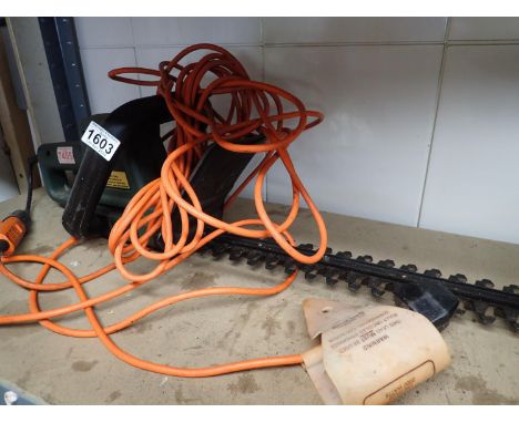 Black & Decker GT220 electric hedge trimmer. Not available for in-house P&P, contact Paul O'Hea at Mailboxes on 01925 659133C