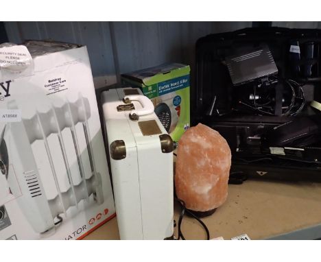 Mixed electricals to include Beldray oil filled radiator, insect killer, salt lamp, microphone accessories and a portable rec