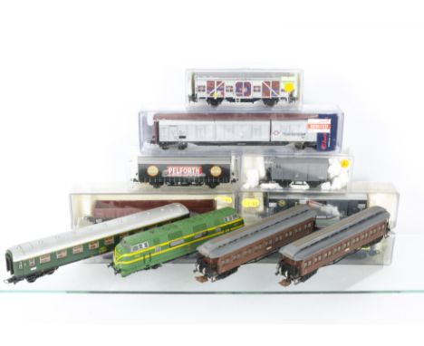 Electrotren and Roco Spanish HO Gauge Trains, an unboxed Roco Bo-Bo diesel in RENFE green/yellow livery no 4032 (VG but lacks