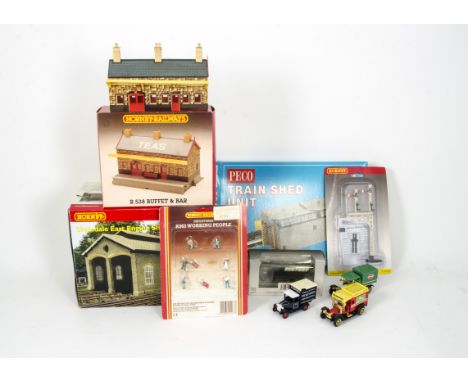 Hornby OO Gauge Lineside Accessories Skaledale East Engine Shed, Water Tower and Signal Box, in original boxes, and a Skaleda