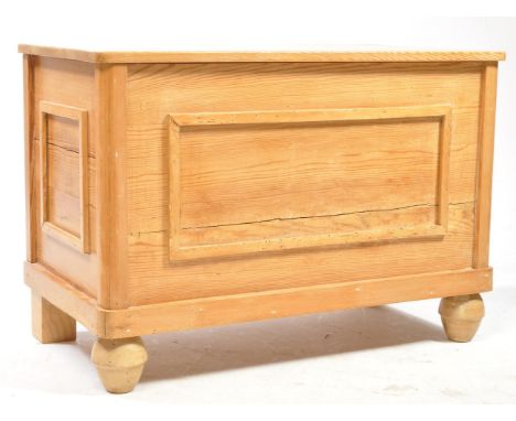 An Early 20th century solid oak wood blanket box chest / trunk box. Rectangular form with hinged opening to a spacious interi