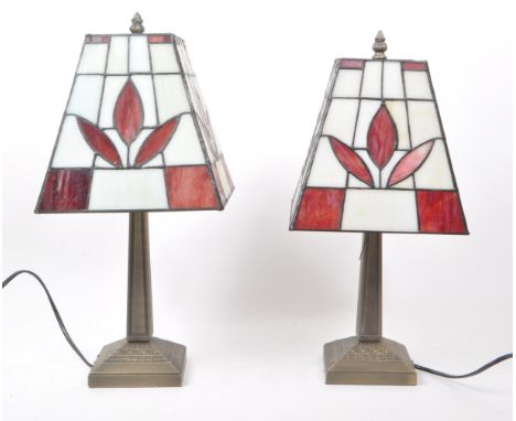 Tiffany Manner - A pair of vintage 20th century Tiffany Manner desk top table lamp lights. Art Nouveau style with acorn finia