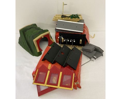 A quantity of Hornby Railways 00 gauge accessories together with a Triang plastic tunnel. Lot also includes a boxed slope roo