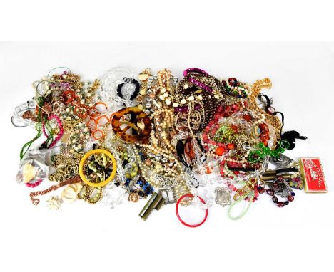 A collection of mixed modern and vintage costume jewellery to include necklaces, bracelets, bangles, brooches, etc.