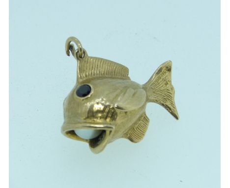 A 9ct yellow gold Pendant, in the form of a fish with a cultured pearl set inside the open mouth, marked 375, approx total we