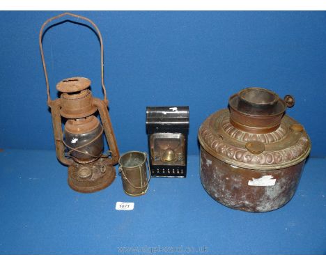 A railway carriage lamp, a railway storm lamp (distressed), oil lamp base, etc.