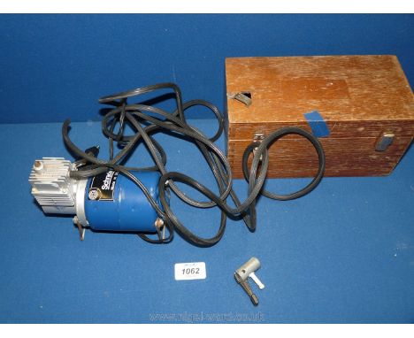 A Schrader Electric air pump, model 202 - DCI 12 v in wooden box, 9" x 5".
