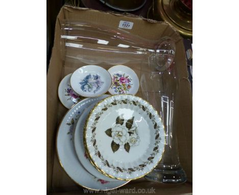 Eighteen pieces of Royal Worcester including trinket dishes, plates 'Engadine' pattern saucers, etc.