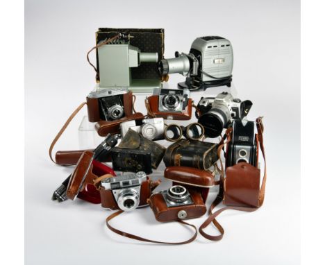 Kodak u.a., 8 Kameras, Stativ + 2 Dia Projektoren, meist guter Zustand