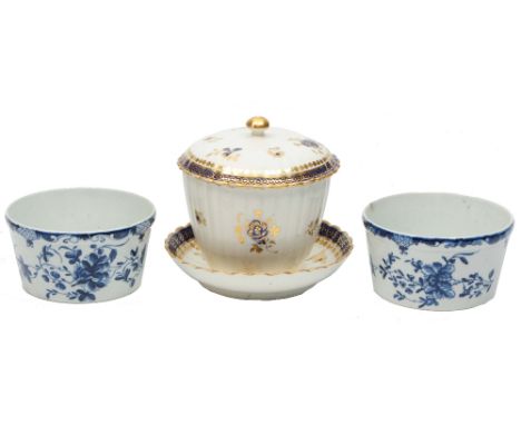 A PAIR OF 18TH CENTURY WORCESTER BLUE AND WHITE PORCELAIN BUTTER TUBS, painted with flowers, 11cm diameter; together with a C