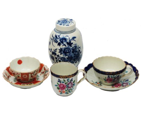 AN 18TH CENTURY WORCESTER BLUE AND WHITE OVOID JAR AND COVER, painted with the fence pattern, 13cm high; together with a Worc