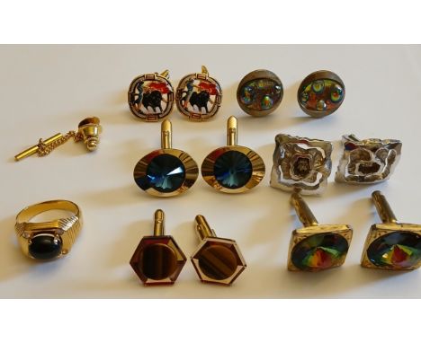 Tie pin marked 9ct, 6 pairs of dress cufflinks & gents dress ring size R / S 