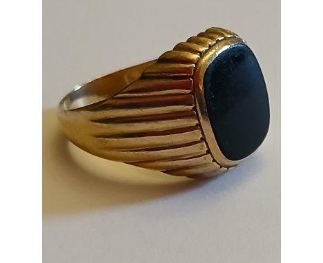 9ct gold gents signet ring marked 375 set with onyx, size V, 6.8g  