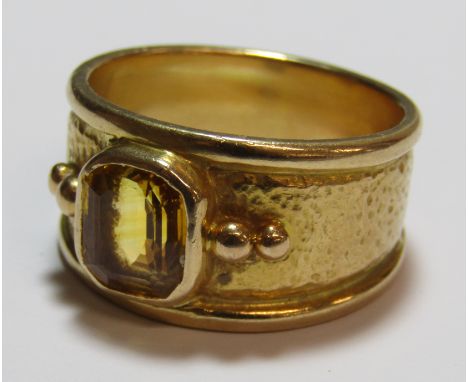 18ct gold gentleman's ring with possibly yellow sapphire stone approx. 9mm x 8mm - Ring size Z/1 - total weight 20g
