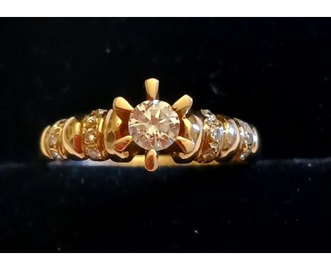 18ct gold (750) high set diamond solitaire ring with diamond chip set shoulders, size O / P, 2.3g 