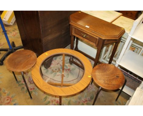 A SMALL OAK  CONSOLE TABLE, RETRO GLASS TOPPED TABLE AND TWO STOOLS (4)