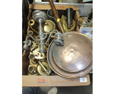 A TRAY OF BRASSWARE ETC TO INCLUDE A TABLE LAMP, TEAPOT ETC