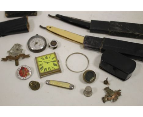 A BAG OF VINTAGE COLLECTABLES TO INCLUDE A SNUFF BOX, CUT THROAT RAZORS, NOVELTY DICE ROLLER ETC