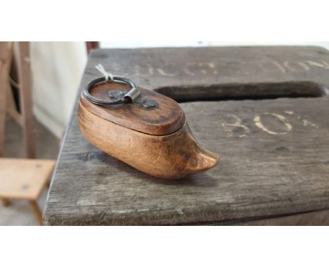 A VICTORIAN NOVELTY NAIVE TREEN WOODEN SNUFF BOX IN THE FORM OF A SHOE / CLOG WITH REMOVABLE LID