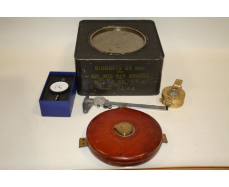 A BOX OF COLLECTABLES TO INCLUDE A BRASS COMPASS WITH MILITARY MARKS
