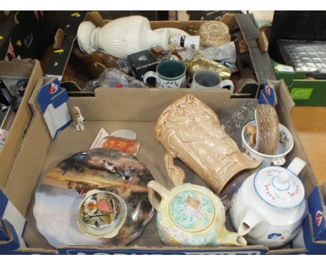 TWO TRAYS OF ASSORTED CERAMICS TO INCLUDE A WEDGWOOD QUEENSWARE TABLE LAMP, WADE WHIMSIES ETC