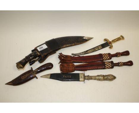 A COLLECTION OF VINTAGE KNIVES