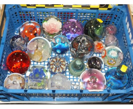 A COLLECTION OF VINTAGE GLASS PAPERWEIGHTS TO INCLUDE CAITHNESS 