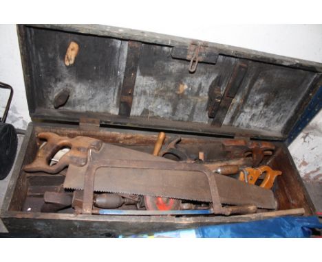 A CARPENTERS TOOL CHEST A/F TOGETHER WITH WOODWORKING TOOLS