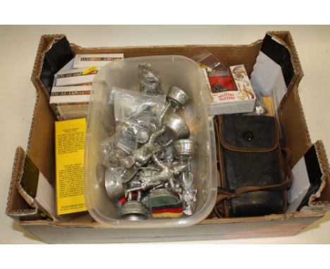 A BOX OF COLLECTABLES TO INCLUDE PEWTER SOLDIER FIGURES AND A VINTAGE CAMERA