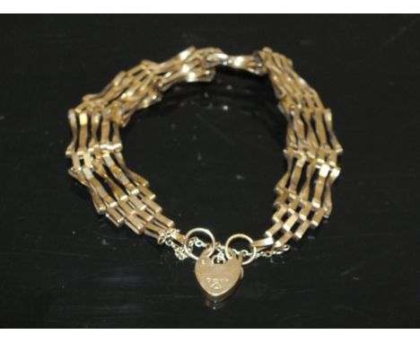 A HALLMARKED 9 CARAT GOLD GATE BRACELET WITH HEART LOCK 