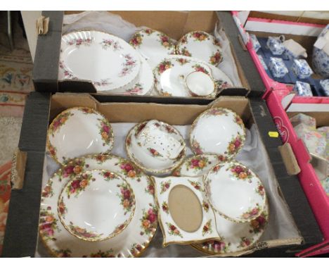 A TRAY OF ROYAL ALBERT OLD COUNTRY ROSES CHINA TOGETHER WITH A TRAY OF ROYAL ALBERT OLD COUNTRY ROSES CHINA TO INCLUDE A TABL