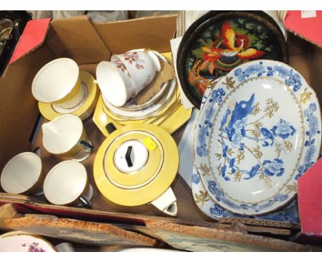 A TRAY OF ASSORTED CHINA TO INCLUDE ART DECO PALISSEY, SPODE ETC