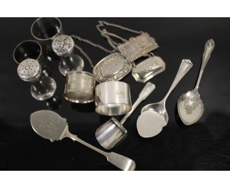 A BAG OF HALLMARKED SILVER AND WHITE METAL TO INCLUDE NAPKIN RINGS, CADDY SHOVEL ETC