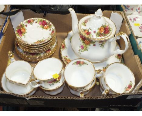 A SMALL TRAY OF ROYAL ALBERT OLD COUNTRY ROSES CHINA TO INCLUDE A TEAPOT 