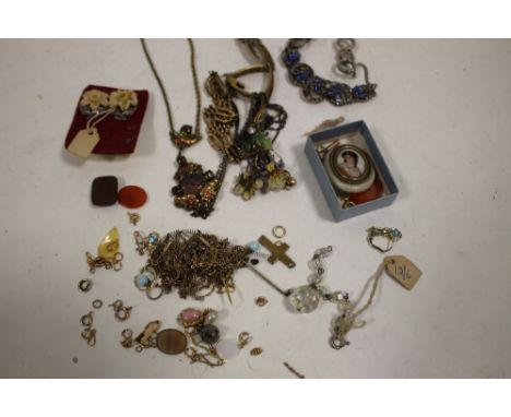A BAG OF LADIES JEWELLERY TO INCLUDE YELLOW METAL CHAINS, HAND PAINTED PORTRAIT BROOCH ETC
