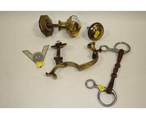 A SELECTION OF VINTAGE BRASS HANDLES ETC AND A CAR BADGE