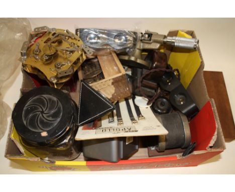 A TRAY OF WATCH AND CLOCK MAKERS TOOLS AND PARTS ETC. TO INCLUDE MAGNIFYING SPECTACLES
