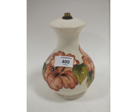 A MOORCROFT HIBISCUS PATTERN CERAMIC TABLE LAMP 