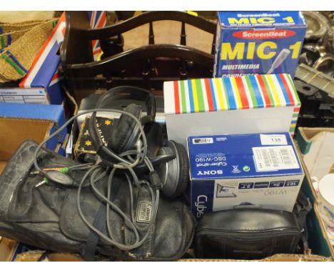 A BOX OF VINTAGE AND MODERN CAMERAS AND ACCESSORIES TO INCLUDE CANNON, BOXED CAMPRO CINE CAMERA AND PROJECTOR ETC. 