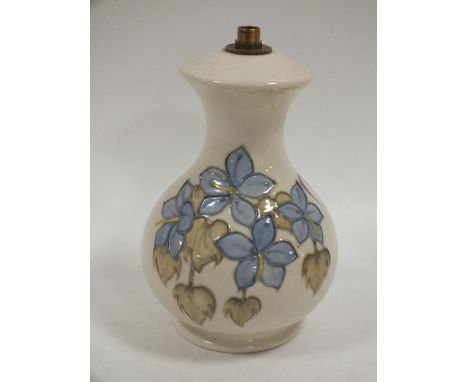 A FLORAL MOORCROFT CERAMIC TABLE LAMP 