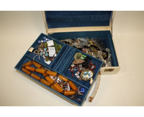 A BOX OF COSTUME JEWELLERY TO INCLUDE VINTAGE EXAMPLES 