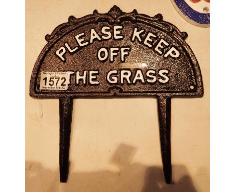 Cast iron Please Keep Off The Grass sign, H: 26 cm. P&amp;P Group 1 (£14+VAT for the first lot and £1+VAT for subsequent lots