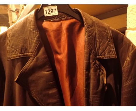 Gents burgundy leather coat, upper chest 44''. P&amp;P Group 1 (£14+VAT for the first lot and £1+VAT for subsequent lots) 