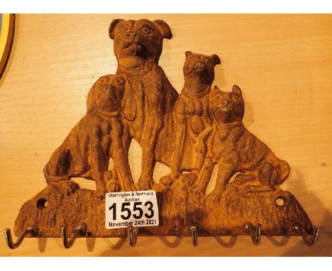 Cast iron rusted effect dog family coat hanger, L: 22 cm. P&amp;P Group 1 (£14+VAT for the first lot and £1+VAT for subsequen