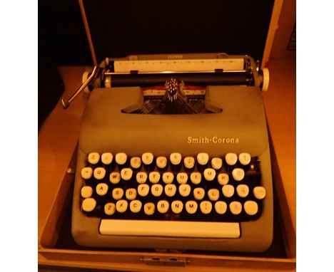 Smiths Corona typewriter in case. Not available for in-house P&amp;P, contact Paul O'Hea at Mailboxes on 01925 659133 