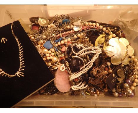 Box of mixed modern costume jewellery. P&amp;P Group 2 (£18+VAT for the first lot and £3+VAT for subsequent lots) 