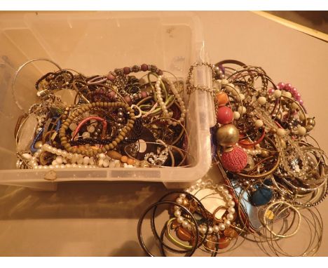 A box of modern mixed costume jewellery, bangles etc. P&amp;P Group 2 (£18+VAT for the first lot and £3+VAT for subsequent lo