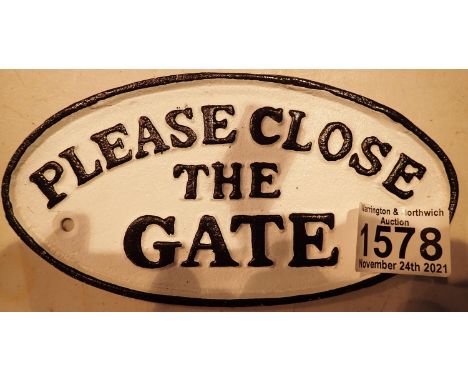 Cast iron Please Close The Gate sign, L: 17 cm. P&amp;P Group 1 (£14+VAT for the first lot and £1+VAT for subsequent lots) 