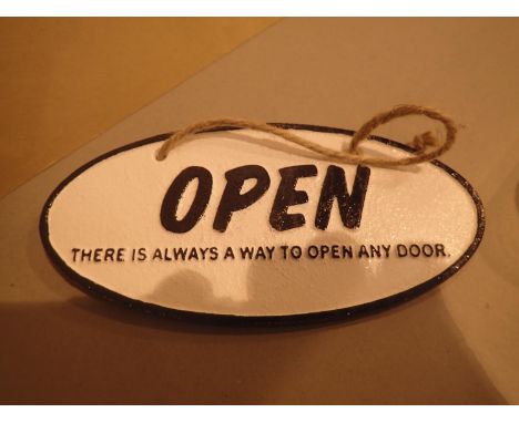 Cast iron Closed/Open shop window sign, L: 16 cm. P&amp;P Group 1 (£14+VAT for the first lot and £1+VAT for subsequent lots) 